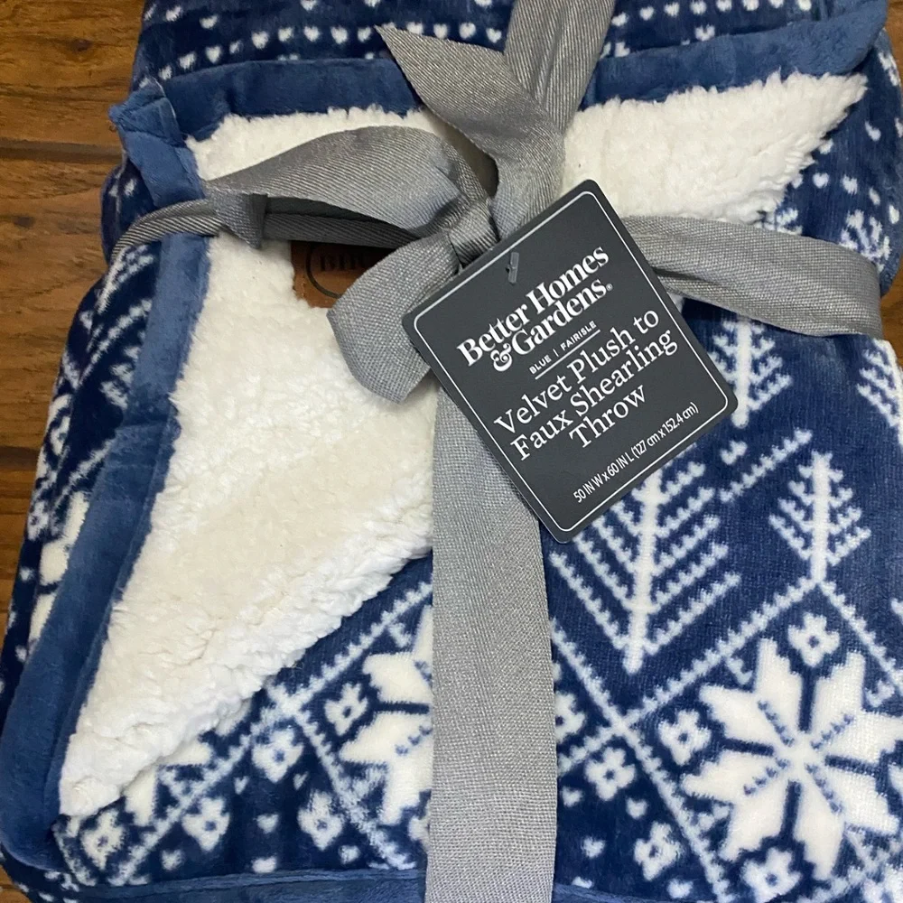 Better Homes And Gardens Blue and White Velvet Sherpa Throw - Picture 1 of 4